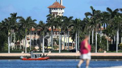 Donald Trumps golfresort Mar-A-Lago ligger helt nede i vannkanten i Palm Beach, Florida. Anlegges ser ut til å slippe de verste virkningene av orkanen Irma.