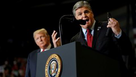 Sean Hannity får refs av arbeidsgiveren Fox News etter å ha snakket ned sine kollegaer på et av president Donald Trumps folkemøter i Cape Girardeau, Missouri mandag.