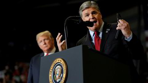 Sean Hannity får refs av arbeidsgiveren Fox News etter å ha snakket ned sine kollegaer på et av president Donald Trumps folkemøter i Cape Girardeau, Missouri mandag.