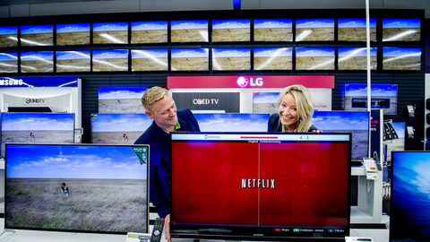 Innkjøpsdirektør Andreas Westgaard og kommunikasjonssjef Åshild Indresøvde fra Elkjøp sjekker ut tv-apparatet uten tuner som kommer i handelen neste uke. Siden det mangler tuner kan ikke NRK kreve lisens. Foto: Gorm K. Gaare
