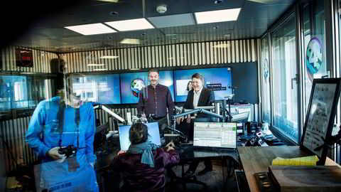 P4s digitalsjef Rune Hafskjær (bak til venstre) i P4s radiostudio i Oslo, sammen med radiosjef Kenneth Andresen. I løpet av 2019 åpner de børs for kjøp og salg av reklame på nettradio og podkaster i Norge.
