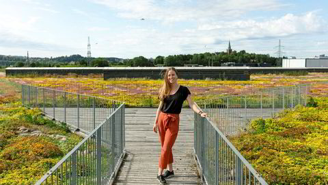 – Siden tekstilproduksjon er så krevende og belastende på kloden vår er det ekstra viktig å sørge for at materialene kan gjenvinnes på en god måte, sier Kristine Laake, som er prosjektleder i innovasjonsavdelingen til Norsk Gjenvinning. Under vegetasjonen på taket til gjenvinningsanlegget ligger det filt som er laget av resirkulerte tekstiler.