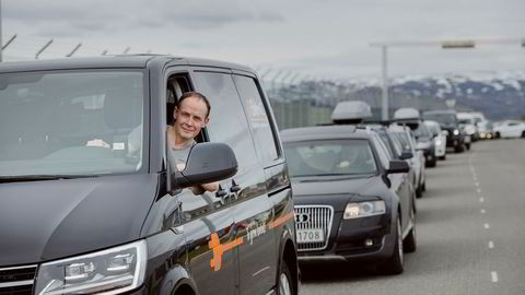 Elektriker Jon-Geir Iversen sier hans montører taper 100.000 kroner per år på å stå i bilkø, og ber om bompenger for å bygge bedre veinett i Tromsø.