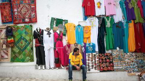 Tunisias økonomi står i stampe og arbeidsledigheten, spesielt blant unge, øker kraftig. Her venter en butikkeier på kunder i turistbyen Sidi Bou Said. Foto: Mosa’ab Elshamy, AP/NTB Scanpix