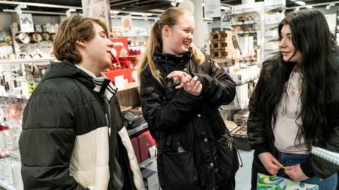 Vennene Alexander Gardarsson (til venstre), Marie Iversen og Veselina Ivanova bruker helst penger på opplevelser, mat og vin snarere enn å kjøpe stadig flere ting. Foto: Sondre Transeth