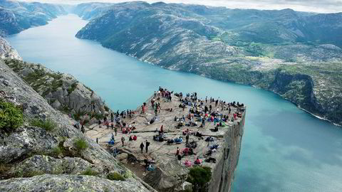 I en rapport tas det til orde for å skille ut reiselivsdivisjonen Visit Norway i et eget selskap. Her turister på Prekestolen.