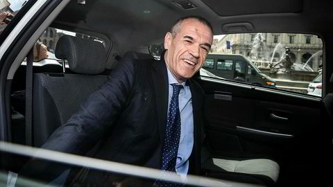 Carlo Cottarelli setter seg i en taxi for å dra til presidentpalasset Quirinalet mandag. Der fikk han oppdraget med å danne en ny fungerende regjering av president Sergio Mattarella.