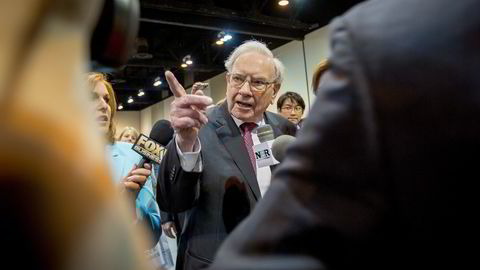 SJEFEN SJØL: Warren Buffett tok runden på den tilhørende varemessen, med et slep av reportere og skuelystne i hælene. Det årilge aksjonærmøtet i Berkshire Hathaway er preget av mye sirkus og massivt oppmøte. I år var det rundt 35.000 aksjonærer til stede. Foto: Ørjan F. Ellingvåg