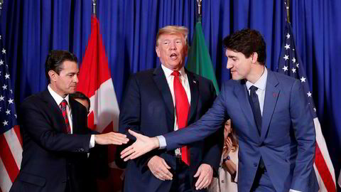 Donald Trump skrev i Buenos Aires under en handelsavtale med Canadas statsminister Justin Trudeau (til høyre) og Mexicos president Enrique Pena Nieto.