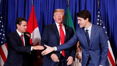 Donald Trump skrev i Buenos Aires under en handelsavtale med Canadas statsminister Justin Trudeau (til høyre) og Mexicos president Enrique Pena Nieto.