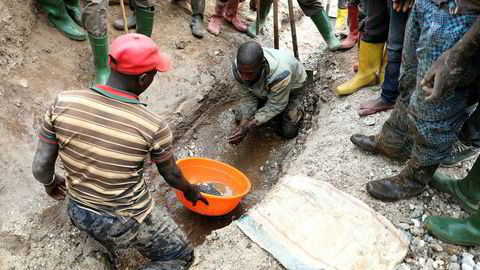 Våre nye dingser trenger mineraler fra blant annet i Kongo. Betydelige verdier fører til brutale gruvekonflikter og det er kvinner og barn som betaler den største prislappen, skriver artikkelforfatteren. Her henter gruvearbeidere ut coltan i Birambo, Masisi i Kongo 1. desember 2018.