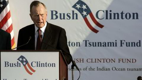 Tidligere USA-president George Bush. Her fra en innsamlingsaksjon i kjølvannet av tsunamien i Det indiske hav i 2004, et samarbeid med daværende president Bill Clinton. Foto: AP Photo / Michael Stravato.