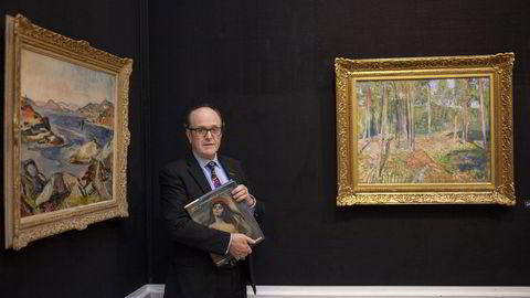 Knut Forsberg ved Blomqvist kunsthandel skal auksjonere bort maleriet «Furuskog» (t.h) av Edvard Munch som er priset til 5,5-6,5 mill. Foto: