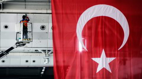 En arbeider tørker blod fra en vegg på Atatürk-flyplassen i Istanbul. Minst 41 mennesker ble drept og over 200 skadet under selvmordsangrepet tirsdag kveld. Foto: Omer Kuscu/AP/NTB Scanpix