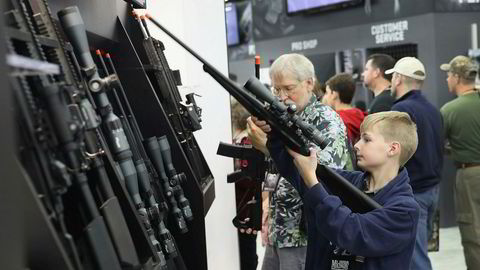Den amerikanske våpenlobbyen National Rifle Association (NRA) avviser strengere våpenlover.