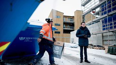 – Her bygger vi 50 leiligheter. De er ikke lagt ut for salg ennå, sier ordfører Ole Ueland (H) på byggeplassen i Sola. Foto: Tommy Ellingsen