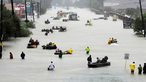 Redningsbåter har inntatt gatene i Houston og evakuerer fortvilte innbyggere. Regnet høljet tirsdag ned på tredje dagen, og vannet fortsatte å stige.
