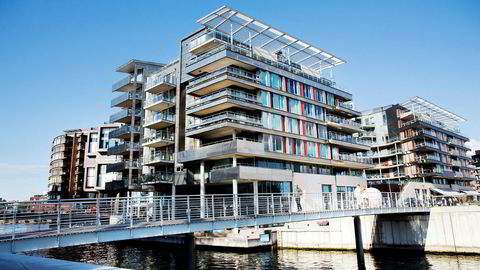 I 2009 kjøpte Einar Aas to toppleiligheter i Strandpromenaden 5 på Tjuvholmen i Oslo for til sammen 41,7 millioner kroner.