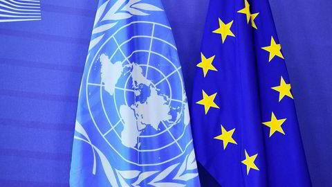 Mye har skjedd i internasjonalt samarbeid i etterkrigstiden. Antallet organisasjoner har økt, dagsorden for samarbeidet er utvidet, og internasjonale organisasjoners legitimitet og makt er styrket, skriver artikkelforfatteren. Her flaggene til FN og EU.