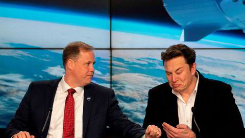 NASA-toppsjef Jim Bridenstine (t.v.) og Tesla-gründer og SpaceX-sjef Elon Musk på en pressekonferanse etter oppskytingen av en ubemannet Crew Dragon i mars.