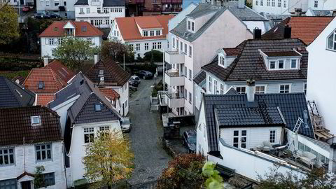 Vi finner at det beste for barnas senere prestasjoner hverken er å vokse opp i rikt eller et fattig nabolag, men i stedet å vokse opp i et nabolag som er temmelig nøyaktig middels, skriver artikkelforfatteren.