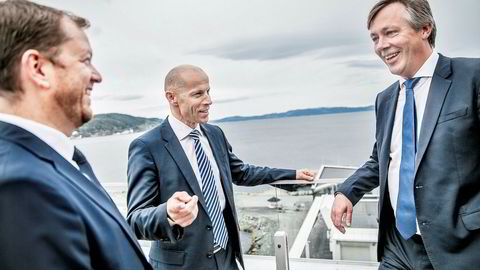 Administrerende direktør Charles Høstlund (midten), i Norway Royal Salmon, finansdirektør, Klaus Hatlebrekke (til venstre) og Anders Straumsheim (Fosen Yard) forteller hvem som skal bygge selskapets store nye havmerder.