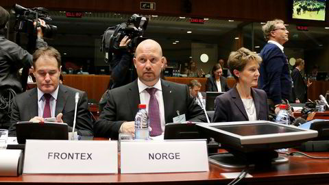 Justisminister Anders Anundsen flanktert av sjefen for EUs grensekontrollbyrå Frontex, Fabrice Leggeri (til venstre), og den sveitsiske utenriksministeren Simonetta Sommaruga under mandagens EU-møte om flyktningsituasjonen.Foto: Anders Aalbu/Norges delegasjon til EU /