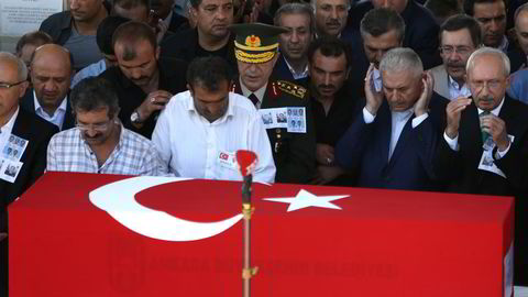 Tyrkias president Recep Tayyip Erdogan ba foran kisten til en politimann som døde i det mislykkede kuppforsøket fredag. Foto: Hussein Malla/AP/NTB Scanpix