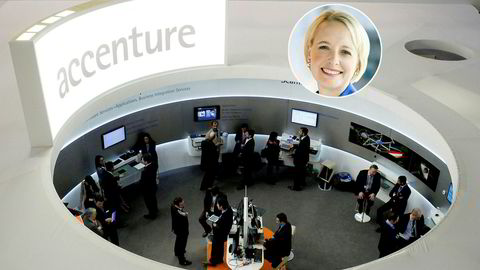 Julie Sweet (innfelt) er ny konsernsjef i Accenture. Her fra Accentures stand på den årlige teknologimessen i Barcelona, 2013.