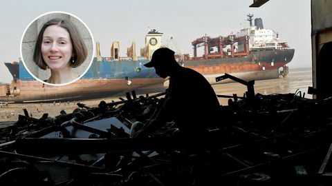 En arbeider sorterer deler av en motor på et vraket skip på stranden i Alang i India i 2015. Det var i denne byen to norske skip ble hugget opp tidligere i 2019.