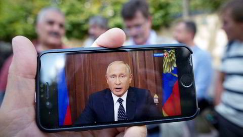 Russlands president Vladimir Putin åpner for å myke opp den foreslått pensjonsreformen etter sterke reaksjoner på nyheten om økt pensjonsalder. Bildet viser fjernsynssendingen hans onsdag.