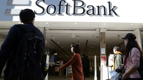 Japanske Softbank har dype lommer og finansiert globale oppstartsselskaper. De har forsøkt å tilføre selskapene nye midler like før emisjon med skyhøye verdivurderinger. Investorer kjøper ikke disse verdifastsettelsene. Verdiene på Uber, Slack og WeWork har falt kraftig.