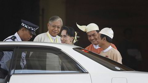 Myanmars nyvalgte president Htin Kyaw (nummer to fra venstre) har vært en lojal rådgiver for partileder Aung San Suu Kyi i nesten 30 år. Foto: Soe Zeya Tun/Reuters/NTB Scanpix