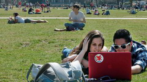 Studenter ved University of Illinois leser på campus.