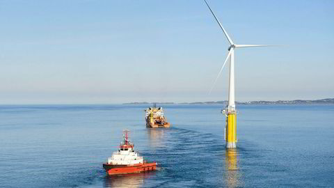 Offshore vindkraft er teknologi for en bedre verden, skriver artikkelforfatterne. Her Statoils Hywind-turbin utenfor Karmøy. Foto: Øyvind Hagen, Statoil