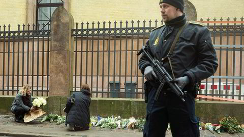Blomster legges ned utenfor synagogen i København, hvor 37 år gamle Dan Uzan ble skutt og drept. Foto: Ola Torkelsson / TT / NTB scanpix