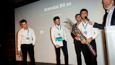 Dani Faranso (til venstre), Fadi Faranso, Trond Baade og Remon Faranso i Arendal Bil ble tirsdag kåret til årets gasellevinner i Aust-Agder av DNs sjefredaktør Amund Djuve.
