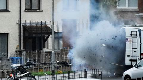 En bilbombe går av i Londonderry i Nord-Irland søndag. Denne gangen var det politiet som utførte en kontrollert eksplosjon av det de mener var en terrorbombe.