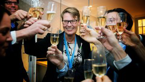 Klimaminister Tine Sundtoft sparte ikke på champagnen da Parisavtalen ble vedtatt i helgen. 
                  Foto: Berit Roald,