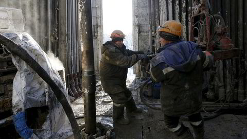 Ansatte jobber på en borerigg ved Rosneft-eide Samotlor oljefelt utenfor Vest-Sibir i Russland. Foto: Sergei Karpukhin / Reuters / NTB Scanpix