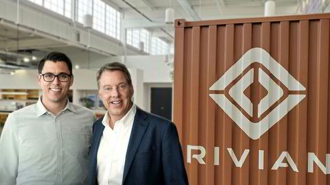 Fra venstre RJ Scaringe, som er grunnlegger og sjef for Rivian sammen med Bill Ford i Ford.