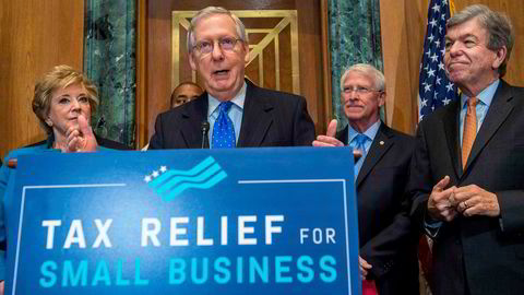 Senatets republikanske leder Mitch McConnell holder pressekonferanse om skattereformen torsdag kveld.