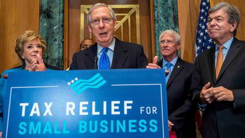 Senatets republikanske leder Mitch McConnell holder pressekonferanse om skattereformen torsdag kveld.