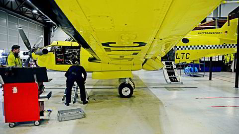 Et luftambulansefly fra Lufttransport er inne til service i servicehangaren på Tromsø Lufthavn.