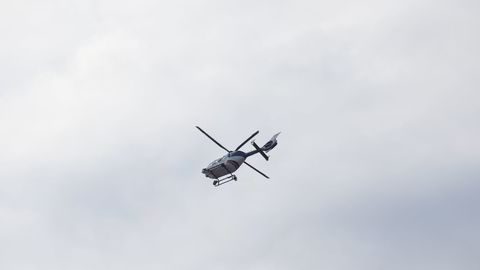 Politiet har sperret av Turøy utenfor Bergen etter at et helikopter med 13 personer har krasjet. Alle 13 antas omkommende. 
                  Foto: Torstein Bøe /