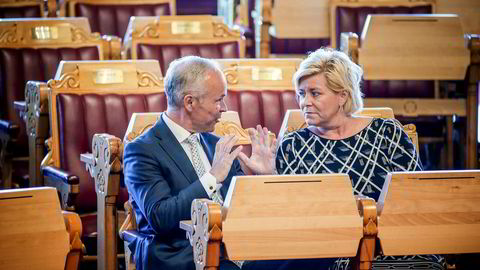 finansminister Siv Jensen (Frp) og kommunal- og moderniseringsminister Jan Tore Sanner (H) kommer med gladmelding til mange bedrifter i distriktene på tampen av året.