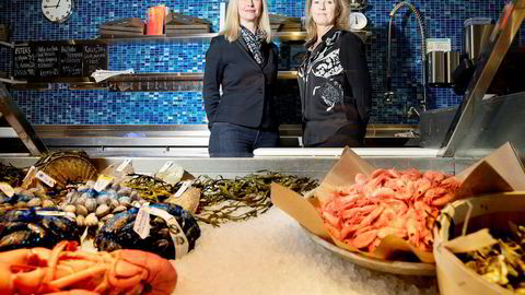 Administrerende direktør i Norges sjømatråd, Marianne Johnsen (til høyre), ansatte daglig leder Renate Larsen. Hun mener kvinner ofte blir utelatt fra konkurransen om topplederstillingene.