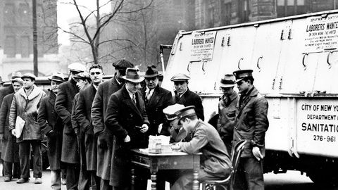 Medisinen som Trump foreskriver, er ikke løsningen. Etter børskrakket i 1929 økte USA tollsatsene for å beskytte amerikanske arbeidsplasser. Det utløste handelskrig og stup i verdenshandelen. Bildet fra 1934 viser arbeidsledige i kø for å få måke snø i New York. Foto: AP/NTB Scanpix