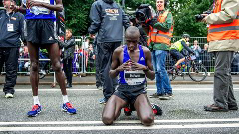 Takk for slitet. Edwin Kipyego (25) bor i Kenya og kom til København for å sette ny personlig rekord på halv­maraton. Her takker han Gud for tiden 59.30. Alle foto: Thomas Haugersveen