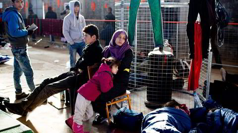 På en knapp måned er det kommer 20 ganger så mange flyktninger fra Tyrkia til Hellas som i samme periode ifjor. Her venter flyktninger ved registreringskontoret i Tabakika på Chios i Hellas onsdag. Foto: Petros Giannakouris, NTB Scanpix